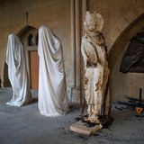 Juni 2019: Statuen aus dem Kircheninneren wurden nach dem Brand in Sicherheit gebracht – insgesamt hat man 1300 Kunstwerke evakuiert