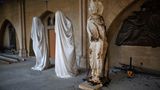Juni 2019: Statuen aus dem Kircheninneren wurden nach dem Brand in Sicherheit gebracht – insgesamt hat man 1300 Kunstwerke evakuiert