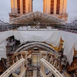 November 2022: Vier eichenhölzerne Gerüstbögen an der Vierung gehören zur Unterkonstruktion der neuen Turmspitze