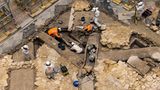 März 2022: Das Feuer ermöglichte die Suche nach Verborgenem. Unter dem Boden bargen Archäologen zwei Sarkophage und Skulpturen aus dem Mittelalter
