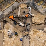 März 2022: Das Feuer ermöglichte die Suche nach Verborgenem. Unter dem Boden bargen Archäologen zwei Sarkophage und Skulpturen aus dem Mittelalter