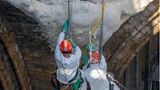 März 2021: Experten sichern das Mauerwerk der Gewölbe mit einer speziellen Mixtur aus Gips und Seilen