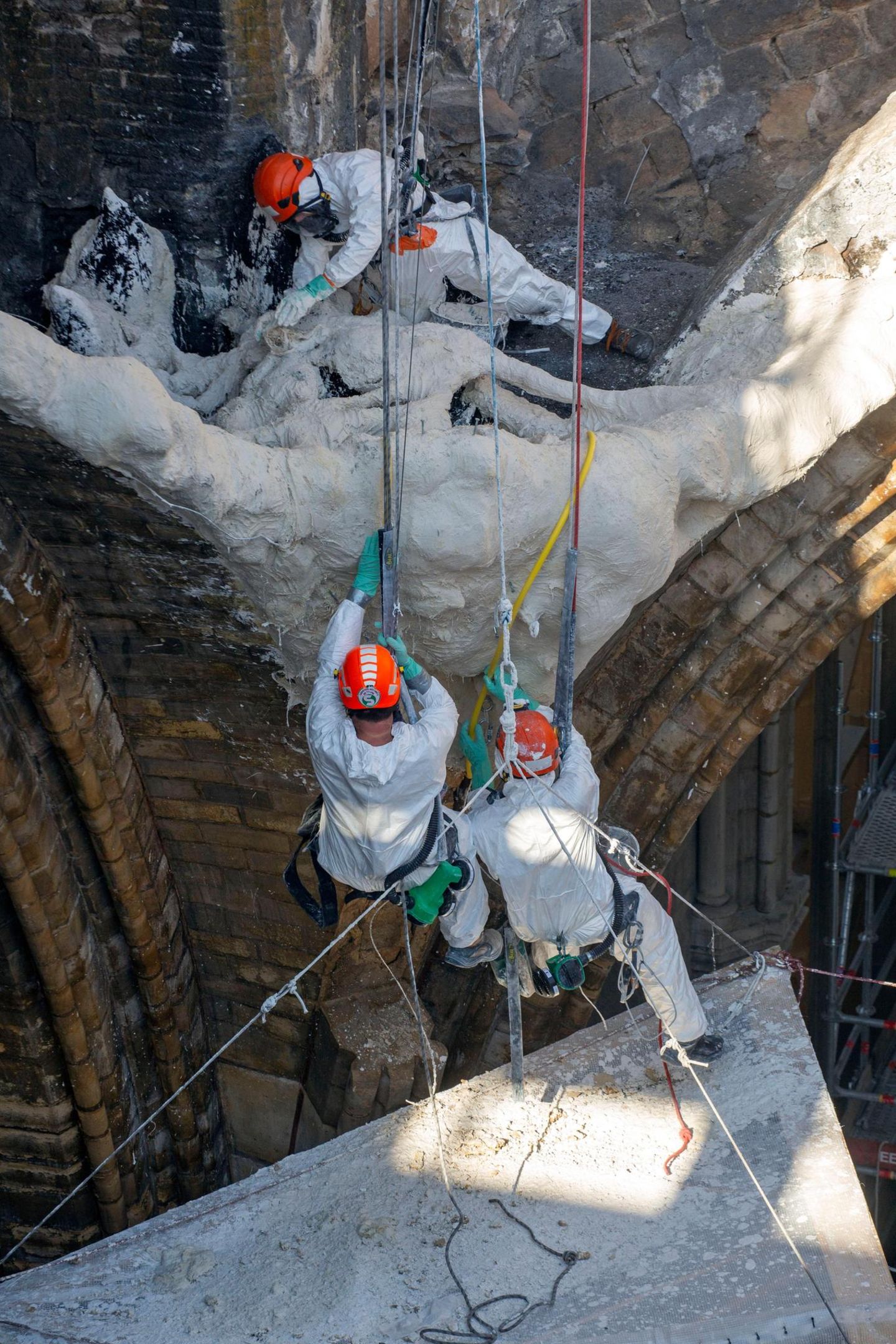 März 2021: Experten sichern das Mauerwerk der Gewölbe mit einer speziellen Mixtur aus Gips und Seilen