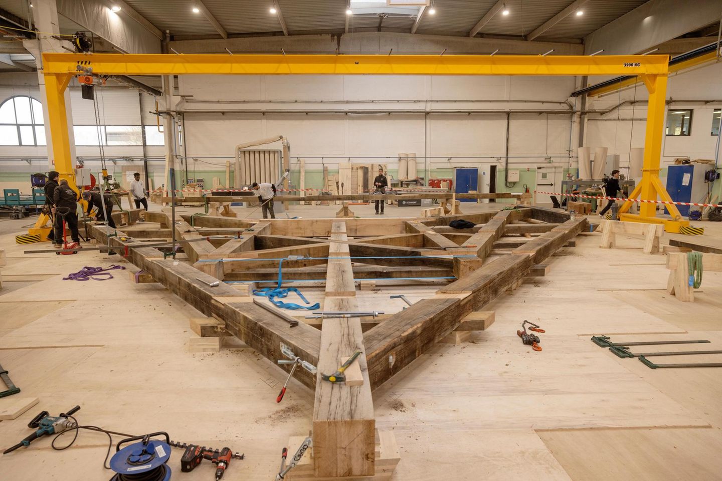 März 2023: In Briey bei Metz arbeiten Zimmerleute an der originalgetreuen Rekonstruktion des Vierungsturms