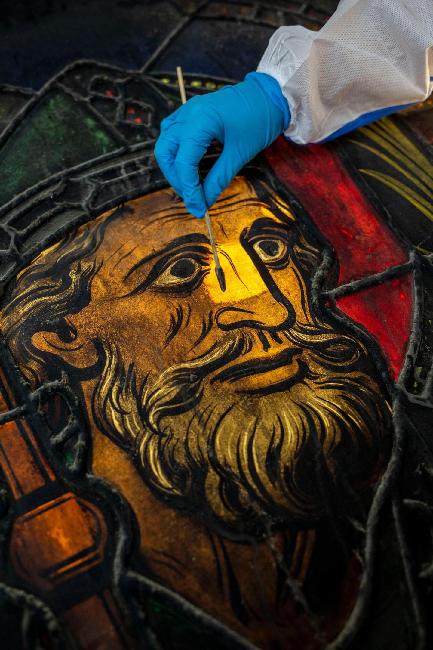 März 2020: Im Pariser Atelier "MurAnése" wird ein Teil der Buntglasfenster restauriert. Hier zu sehen: der Gott Dionysos