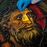 März 2020: Im Pariser Atelier "MurAnése" wird ein Teil der Buntglasfenster restauriert. Hier zu sehen: der Gott Dionysos