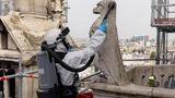 September 2022: Reinigung einer Steinfigur von Bleistaub