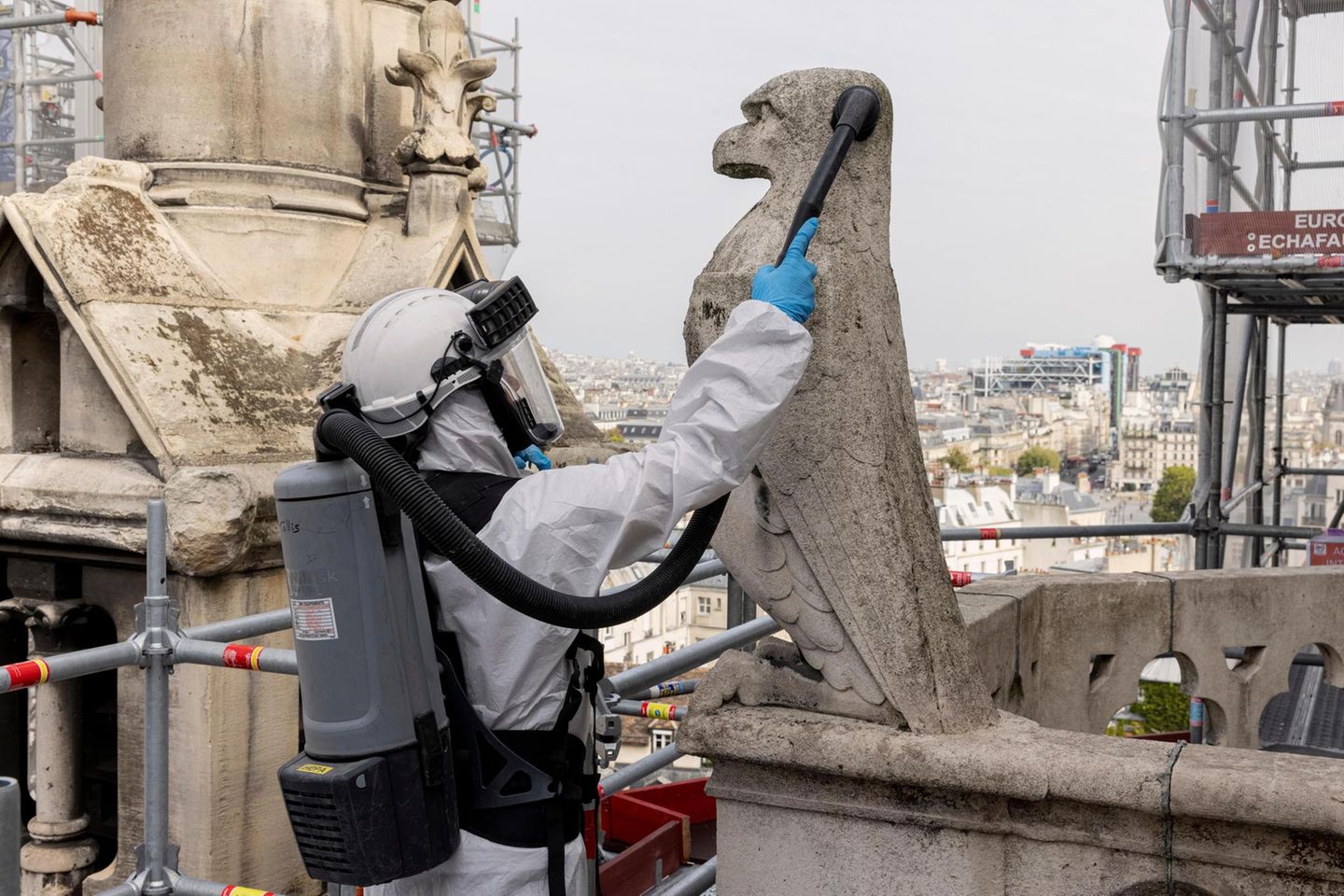 September 2022: Reinigung einer Steinfigur von Bleistaub