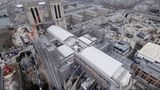 Februar 2023: Blick auf die Kirchenschiffe und auf das Gewölbe, über dem der Vierungsturm errichtet wird, der mitsamt des hölzernen Dachstuhls niederbrannte. Planen schützen das Innere der Kathedrale