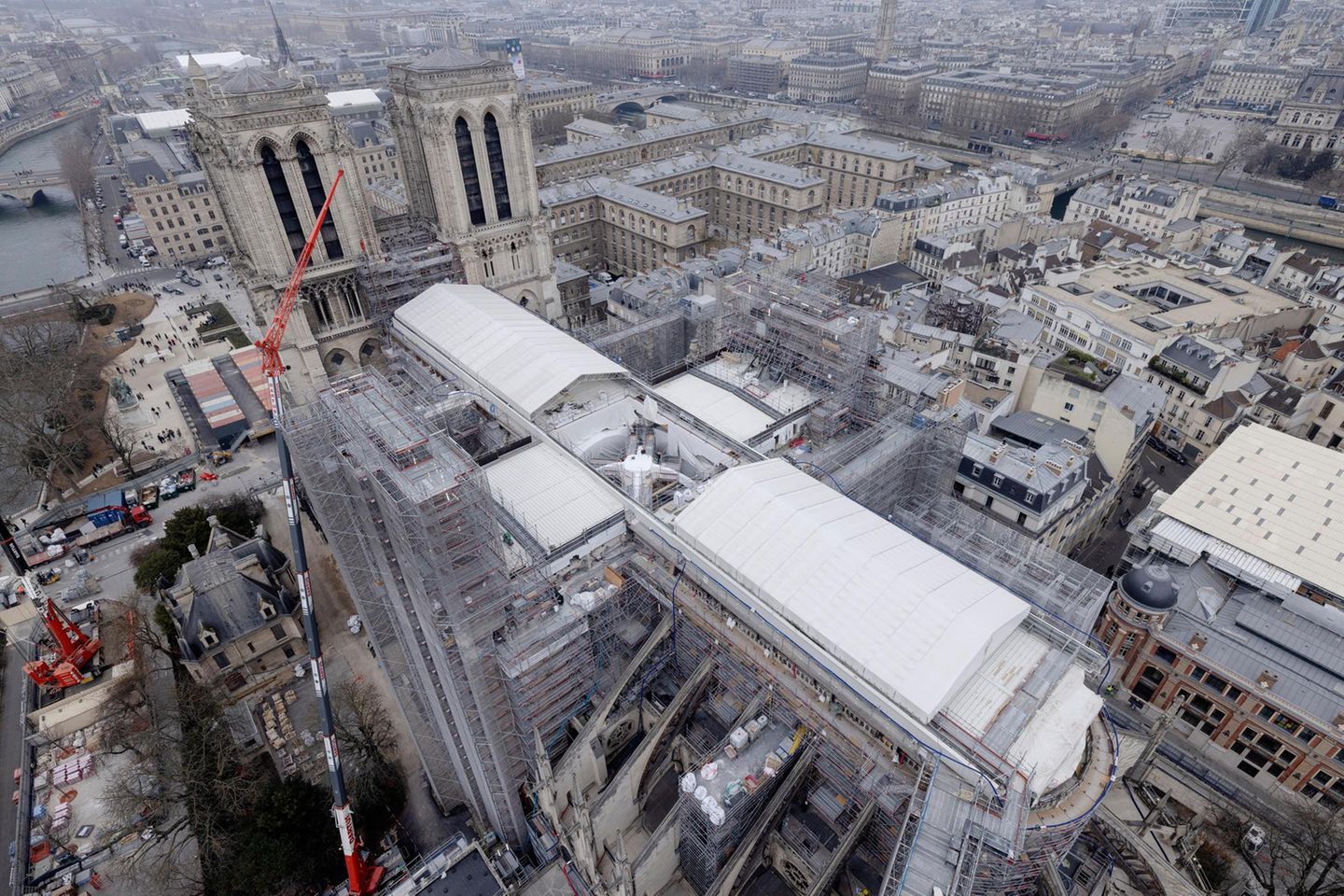 Februar 2023: Blick auf die Kirchenschiffe und auf das Gewölbe, über dem der Vierungsturm errichtet wird, der mitsamt des hölzernen Dachstuhls niederbrannte. Planen schützen das Innere der Kathedrale