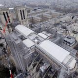 Februar 2023: Blick auf die Kirchenschiffe und auf das Gewölbe, über dem der Vierungsturm errichtet wird, der mitsamt des hölzernen Dachstuhls niederbrannte. Planen schützen das Innere der Kathedrale