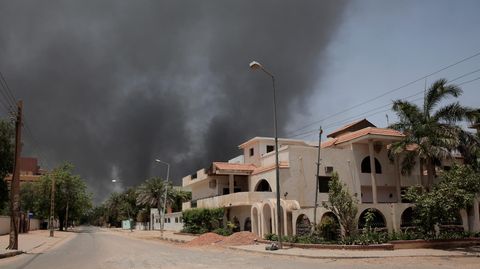 Rauch steigt über den Dächern eines Wohnviertels in Khartum auf