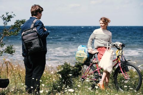 Meer, Meer, Meer: Nadja (Paula Beer) und Leon (Thomas Schubert) in Christian Petzolds "Roter Himmel"