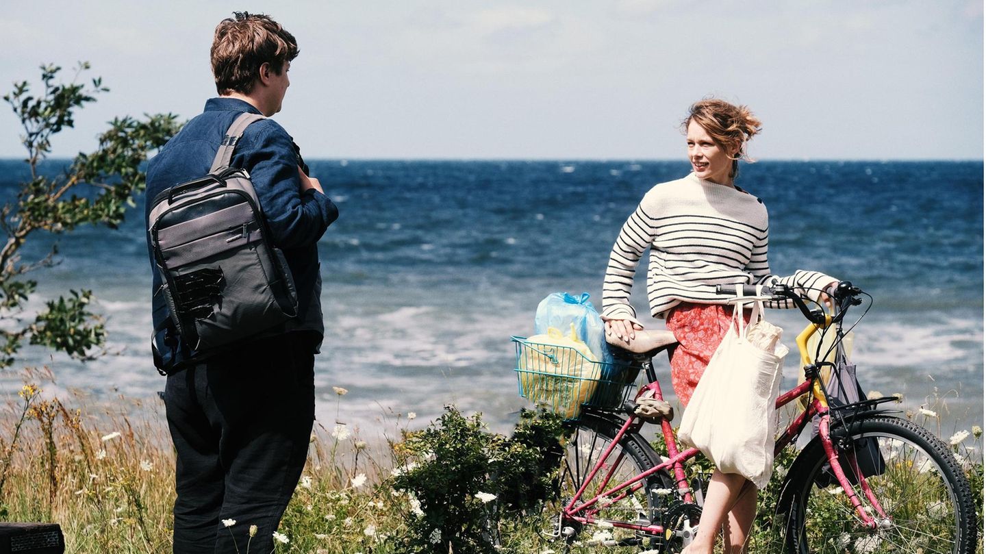 Kino: Meer, Meer, Meer: Nadja (Paula Beer) und Leon (Thomas Schubert) in Christian Petzolds "Roter Himmel" Meer, Meer, Meer: Nadja (Paula Beer) und Leon (Thomas Schubert) in Christian Petzolds "Roter Himmel"