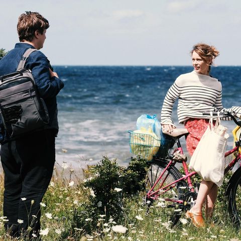 Meer, Meer, Meer: Nadja (Paula Beer) und Leon (Thomas Schubert) in Christian Petzolds "Roter Himmel"