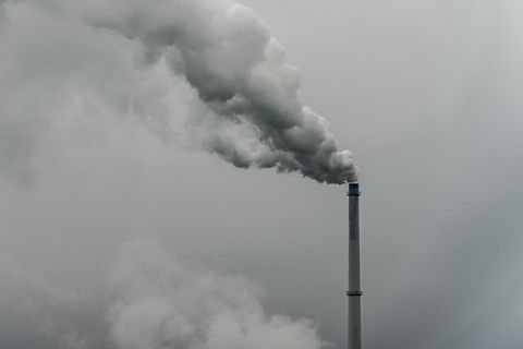 Qualm steigt aus dem Schornstein einer Fabrik – EU-Parlament weitet den Emissionshandel aus