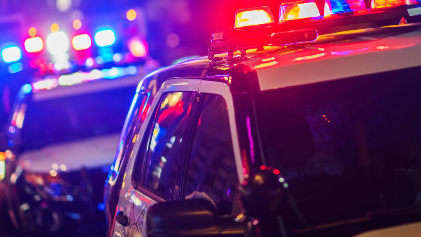 Zwei Polizeifahrzeuge stehen auf einer Straße in den USA