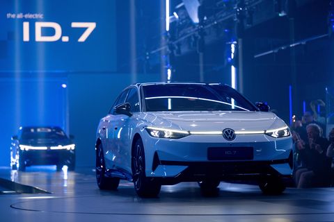 Autos des Herstellers VW stehen auf einer Bühne