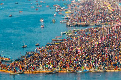 Hindus versammeln sich Anfang Februar in der Stadt Prayagraj am Sangam