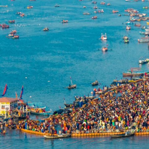 Hindus versammeln sich Anfang Februar in der Stadt Prayagraj am Sangam