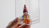 Zirkusfigur in einem Kunststoffbehälter
