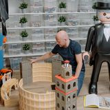 Mann vor Playmobil