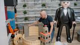 Mann vor Playmobil