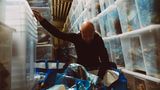 Mann vor Plastikkisten