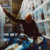 Mann vor Plastikkisten