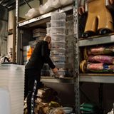 Mann in einem Lagerraum