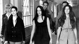 Leslie Van Houten, Susan Atkins und Patricia Krenwinkel von der Manson Family – begleitet von Polizisten