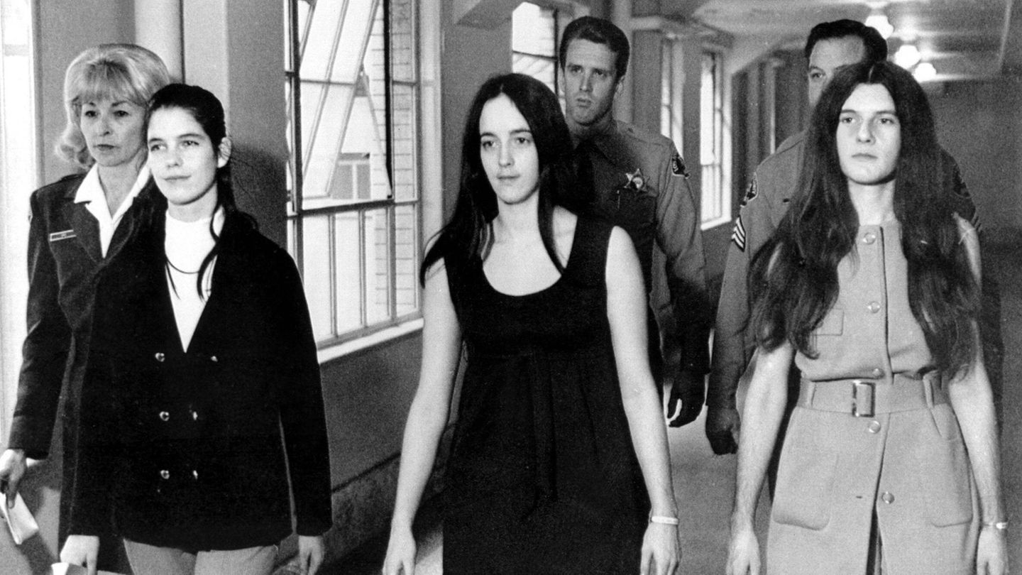 Die Manson Family Leslie Van Houten, Susan Atkins und Patricia Krenwinkel von der Manson Family – begleitet von Polizisten