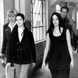 Leslie Van Houten, Susan Atkins und Patricia Krenwinkel von der Manson Family – begleitet von Polizisten