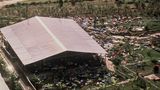 Blick auf Jonestown mit den im ganzen Ort liegenden Leichen