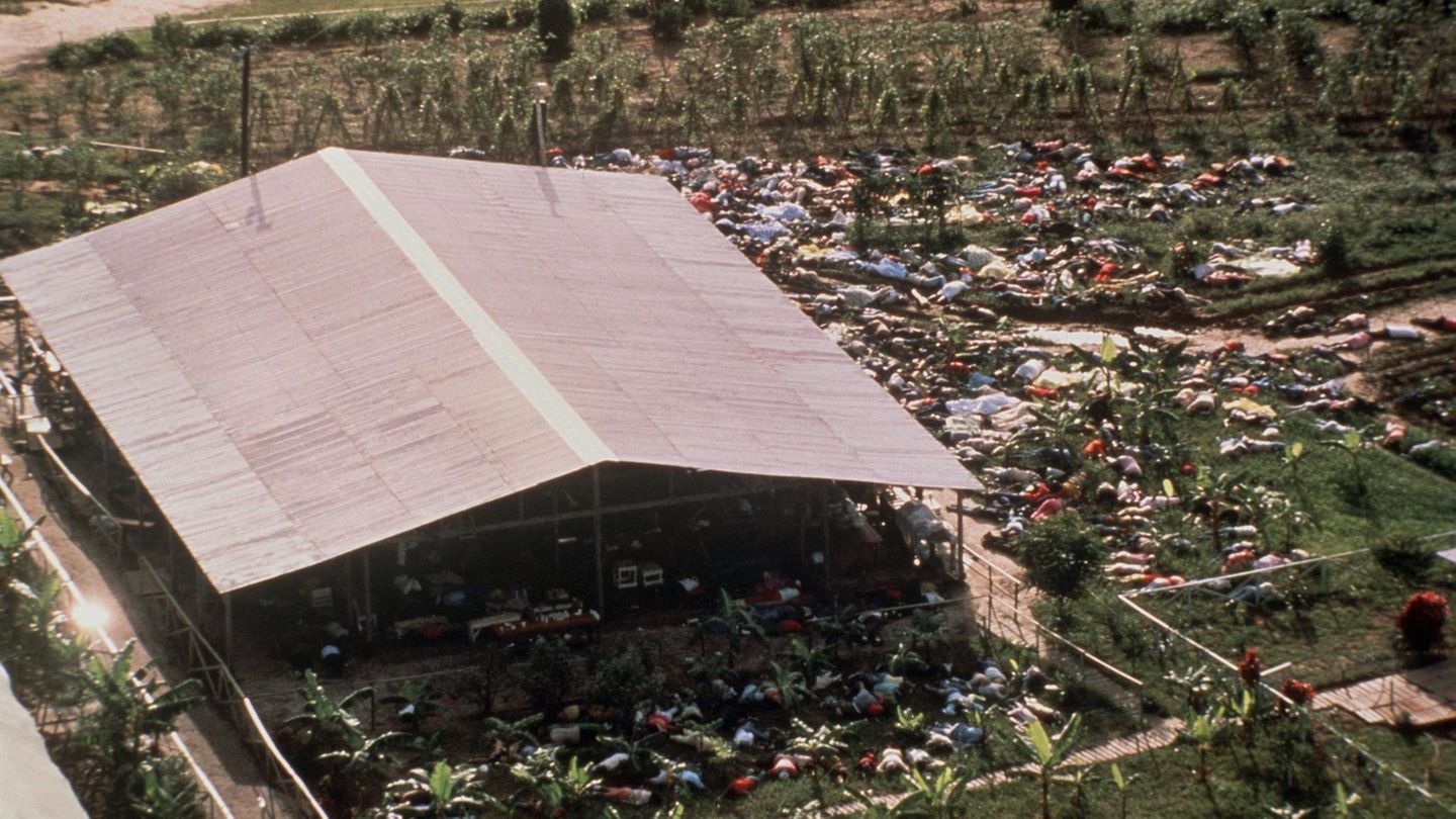 Jim Jones & Peoples Temple Blick auf Jonestown mit den im ganzen Ort liegenden Leichen