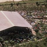 Blick auf Jonestown mit den im ganzen Ort liegenden Leichen