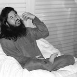 Sektenführer Aum Shinrikyo sitzt mit verschränkten Beinen auf dem Bett