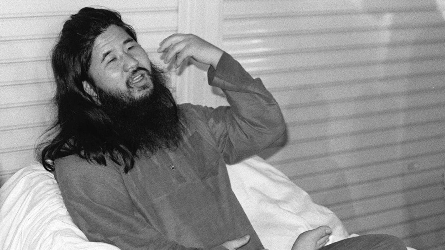 Die Aum-Sekte Sektenführer Aum Shinrikyo sitzt mit verschränkten Beinen auf dem Bett
