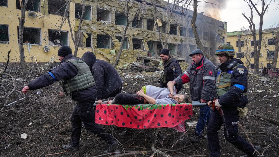 Das Foto des Jahres geht an Evgeniy Maloletka für ein Bild aus Mariupol, dass das Leid in der Ukraine in nur einem Bild zeigt.