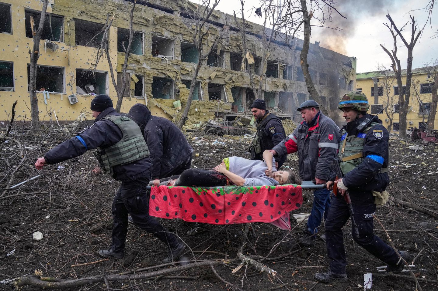 Das Foto des Jahres von Evgeniy Maloletka "Die Belagerung Mariupols" Das Foto des Jahres geht an Evgeniy Maloletka für ein Bild aus Mariupol, dass das Leid in der Ukraine in nur einem Bild zeigt.