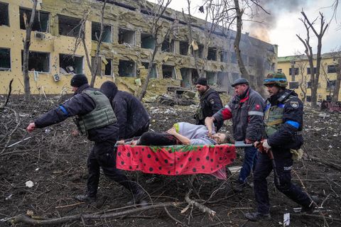 Das Foto des Jahres geht an Evgeniy Maloletka für ein Bild aus Mariupol, dass das Leid in der Ukraine in nur einem Bild zeigt.