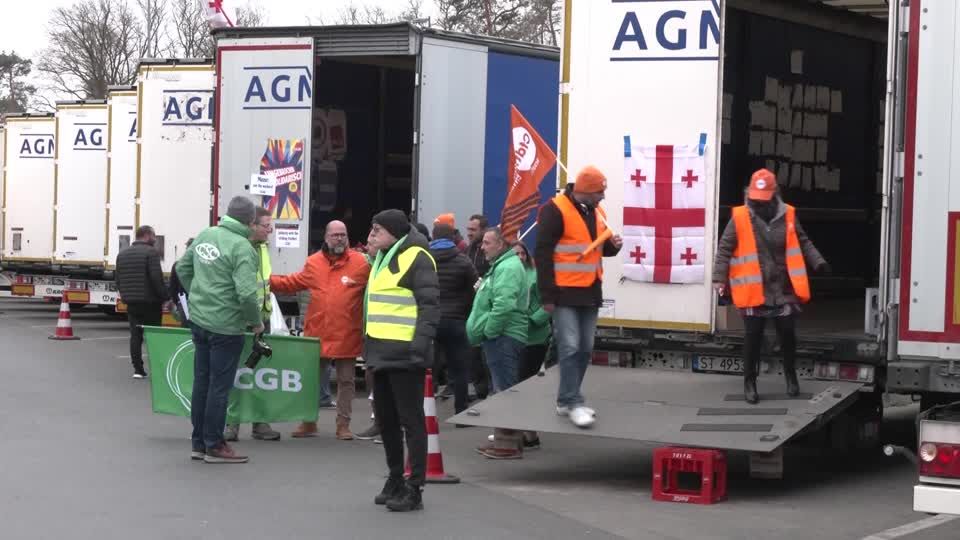 Video: Streik an der A5: LKW-Fahrer aus Georgien und Usbekistan werfen polnischem Arbeitgeber Ausbeutung vor