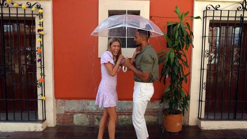 Alyssa und David unterm Regenschirm