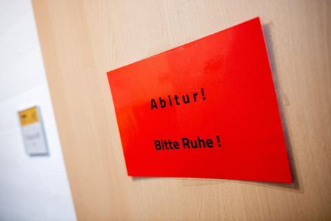 Ein Schild mit der Aufschrift "Abitur! Bitte Ruhe!" 