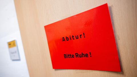 Ein Schild mit der Aufschrift "Abitur! Bitte Ruhe!" 