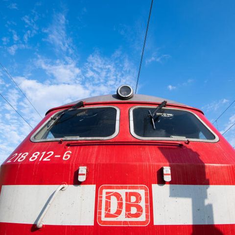 Eine leere Lok steht am Hauptbahnhof Hannover