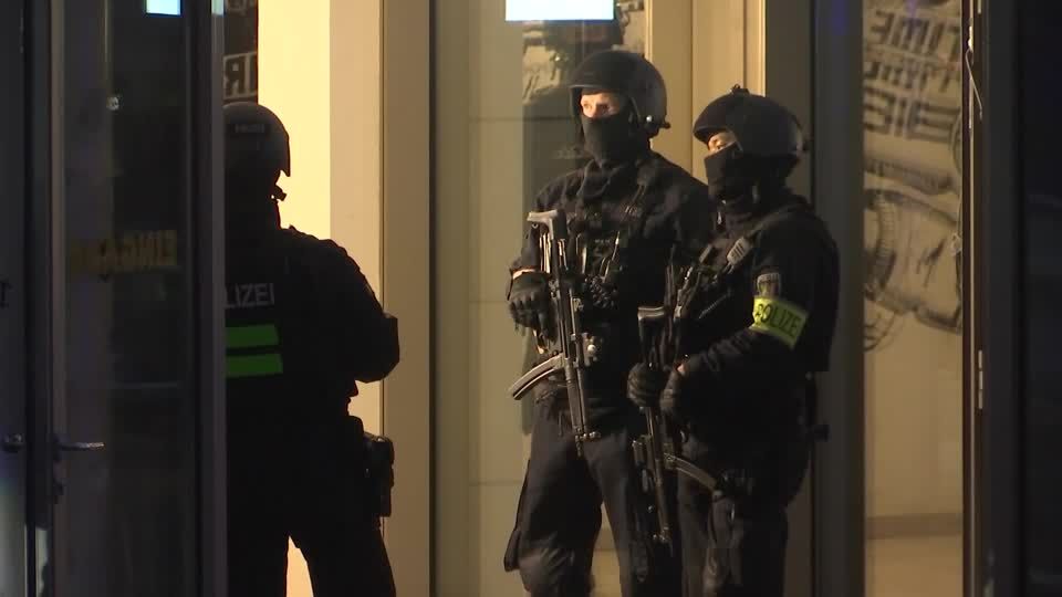 Video: Mehrere Schwerverletzte nach Angriff in Fitnessstudio Video: Mehrere Schwerverletzte nach Angriff in Fitnessstudio