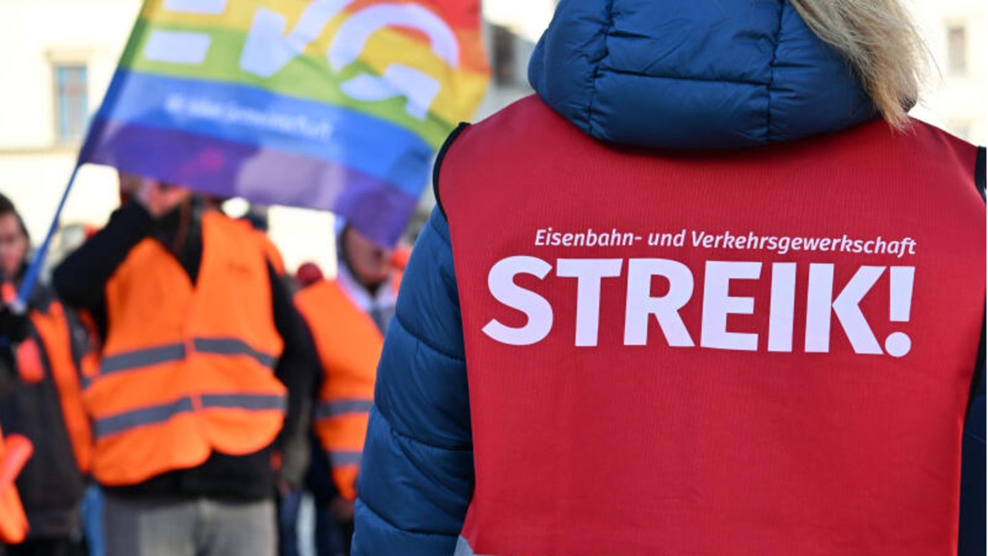 "Streik!" steht auf der Warnweste einer Teilnehmerin am Warnstreik vor dem Erfurter Hauptbahnhof