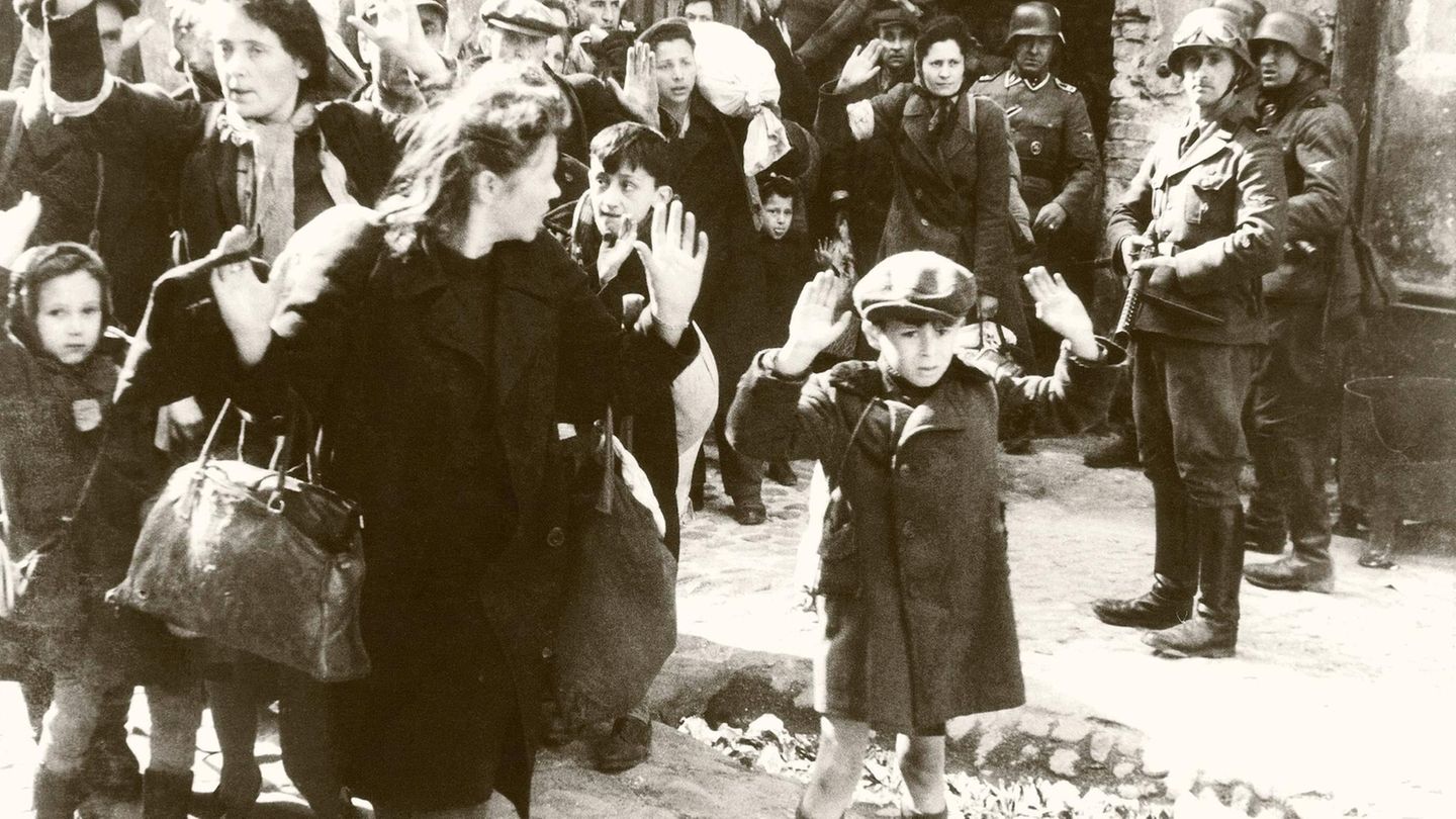 Bilder der Weltgeschichte: 19. April 1943: Der Aufstand im Warschauer Ghetto beginnt Das Warschauer Ghetto war im Herbst 1940 von den deutschen Besatzern errichtet worden. Rund 450.000 Menschen wurden dort auf engstem Raum eingeschlossen. 1942 begannen die Nationalsozialisten mit der Deportation der Juden in Vernichtungs- und Arbeitslager. Zwischen Juli und September wurden 250.000 bis 280.000 Menschen verschleppt oder ermordet. Als am 19. April 1943 SS-Einheiten in das Ghetto einmarschierten, begann der Aufstand des nur schwach bewaffneten jüdischen Widerstandes. Die Kämpfe dauerten bis Mitte Mai. Dabei wurden mehr als 56.000 Juden von den Nazis getötet oder in Konzentrations- und Vernichtungslager deportiert. Das weltbekannte Bild zeigt einen kleinen Jungen, der gemeinsam mit Frauen und anderen Kindern mit erhobenen Händen von deutschen Truppen aus einem Haus getrieben wird. Die genaue Identität des Jungen ist unklar. Eine Person auf dem Foto konnte allerdings zweifelsfrei identifiziert werden: Bei dem Soldaten, der mit einem Gewehr in der Hand und einem Helm mit Motorradbrille auf dem Kopf in Richtiung Kamera blickt, handelt es sich um den im Ghetto gefürchteten SS-Rottenführer Josef Blösche. "Das Foto zeigt, dass ich als Mitglied des Gestapo-Büros im Warschauer Ghetto, zusammen mit einer Gruppe SS-Männer, eine große Anzahl jüdischer Bürger aus einem Haus treibe. Die Gruppe jüdischer Bürger besteht vorwiegend aus Kindern, Frauen und alten Leuten, die mit erhobenen Armen durch eine Einfahrt aus einem Haus getrieben wurden", erklärte Blösche Jahre später in Haft. Im April 1969 wurde er für schuldig befunden, Kriegsverbrechen begangen und am Morgen des 19. April 1943 an der Erschießung von mehr als 1.000 Juden im Hof eines Gebäudekomplexes teilgenommen zu haben. Am 29. Juli 1969 wurde Blösche im Alter von 57 Jahren in Leipzig durch Genickschuss hingerichtet. 19. April 1943: Der Aufstand im Warschauer Ghetto beginnt Das Warschauer Ghetto war im Herbst 1940 von den deutschen Besatzern errichtet worden. Rund 450.000 Menschen wurden dort auf engstem Raum eingeschlossen. 1942 begannen die Nationalsozialisten mit der Deportation der Juden in Vernichtungs- und Arbeitslager. Zwischen Juli und September wurden 250.000 bis 280.000 Menschen verschleppt oder ermordet. Als am 19. April 1943 SS-Einheiten in das Ghetto einmarschierten, begann der Aufstand des nur schwach bewaffneten jüdischen Widerstandes. Die Kämpfe dauerten bis Mitte Mai. Dabei wurden mehr als 56.000 Juden von den Nazis getötet oder in Konzentrations- und Vernichtungslager deportiert. Das weltbekannte Bild zeigt einen kleinen Jungen, der gemeinsam mit Frauen und anderen Kindern mit erhobenen Händen von deutschen Truppen aus einem Haus getrieben wird. Die genaue Identität des Jungen ist unklar. Eine Person auf dem Foto konnte allerdings zweifelsfrei identifiziert werden: Bei dem Soldaten, der mit einem Gewehr in der Hand und einem Helm mit Motorradbrille auf dem Kopf in Richtiung Kamera blickt, handelt es sich um den im Ghetto gefürchteten SS-Rottenführer Josef Blösche. "Das Foto zeigt, dass ich als Mitglied des Gestapo-Büros im Warschauer Ghetto, zusammen mit einer Gruppe SS-Männer, eine große Anzahl jüdischer Bürger aus einem Haus treibe. Die Gruppe jüdischer Bürger besteht vorwiegend aus Kindern, Frauen und alten Leuten, die mit erhobenen Armen durch eine Einfahrt aus einem Haus getrieben wurden", erklärte Blösche Jahre später in Haft. Im April 1969 wurde er für schuldig befunden, Kriegsverbrechen begangen und am Morgen des 19. April 1943 an der Erschießung von mehr als 1.000 Juden im Hof eines Gebäudekomplexes teilgenommen zu haben. Am 29. Juli 1969 wurde Blösche im Alter von 57 Jahren in Leipzig durch Genickschuss hingerichtet.