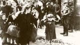 19. April 1943: Der Aufstand im Warschauer Ghetto beginnt  Das Warschauer Ghetto war im Herbst 1940 von den deutschen Besatzern errichtet worden. Rund 450.000 Menschen wurden dort auf engstem Raum eingeschlossen. 1942 begannen die Nationalsozialisten mit der Deportation der Juden in Vernichtungs- und Arbeitslager. Zwischen Juli und September wurden 250.000 bis 280.000 Menschen verschleppt oder ermordet. Als am 19. April 1943 SS-Einheiten in das Ghetto einmarschierten, begann der Aufstand des nur schwach bewaffneten jüdischen Widerstandes. Die Kämpfe dauerten bis Mitte Mai. Dabei wurden mehr als 56.000 Juden von den Nazis getötet oder in Konzentrations- und Vernichtungslager deportiert.  Das weltbekannte Bild zeigt einen kleinen Jungen, der gemeinsam mit Frauen und anderen Kindern mit erhobenen Händen von deutschen Truppen aus einem Haus getrieben wird. Die genaue Identität des Jungen ist unklar. Eine Person auf dem Foto konnte allerdings zweifelsfrei identifiziert werden: Bei dem Soldaten, der mit einem Gewehr in der Hand und einem Helm mit Motorradbrille auf dem Kopf in Richtiung Kamera blickt, handelt es sich um den im Ghetto gefürchteten SS-Rottenführer Josef Blösche.  "Das Foto zeigt, dass ich als Mitglied des Gestapo-Büros im Warschauer Ghetto, zusammen mit einer Gruppe SS-Männer, eine große Anzahl jüdischer Bürger aus einem Haus treibe. Die Gruppe jüdischer Bürger besteht vorwiegend aus Kindern, Frauen und alten Leuten, die mit erhobenen Armen durch eine Einfahrt aus einem Haus getrieben wurden", erklärte Blösche Jahre später in Haft. Im April 1969 wurde er für schuldig befunden, Kriegsverbrechen begangen und am Morgen des 19. April 1943 an der Erschießung von mehr als 1.000 Juden im Hof eines Gebäudekomplexes teilgenommen zu haben. Am 29. Juli 1969 wurde Blösche im Alter von 57 Jahren in Leipzig durch Genickschuss hingerichtet.